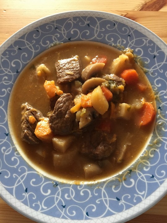 Gemüse-Fleisch-Topf: Rindergulasch mit Pastinaken, Süßkartoffeln und ...