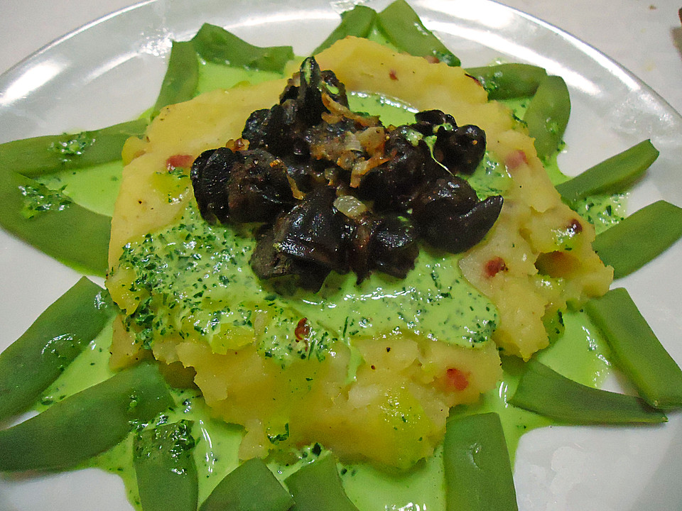 Gebratene Schnecken mit Knoblauch-Petersiliencreme auf Kartoffelpüree ...