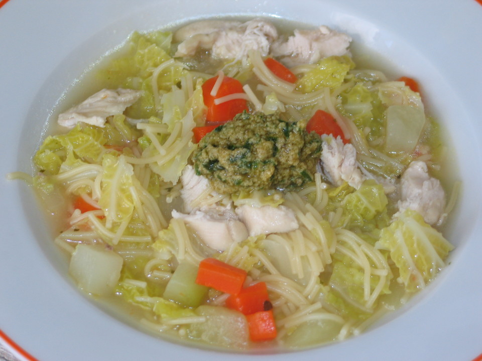 Hühner-Nudel-Gemüse-Suppe mit Pesto von McMoe | Chefkoch.de