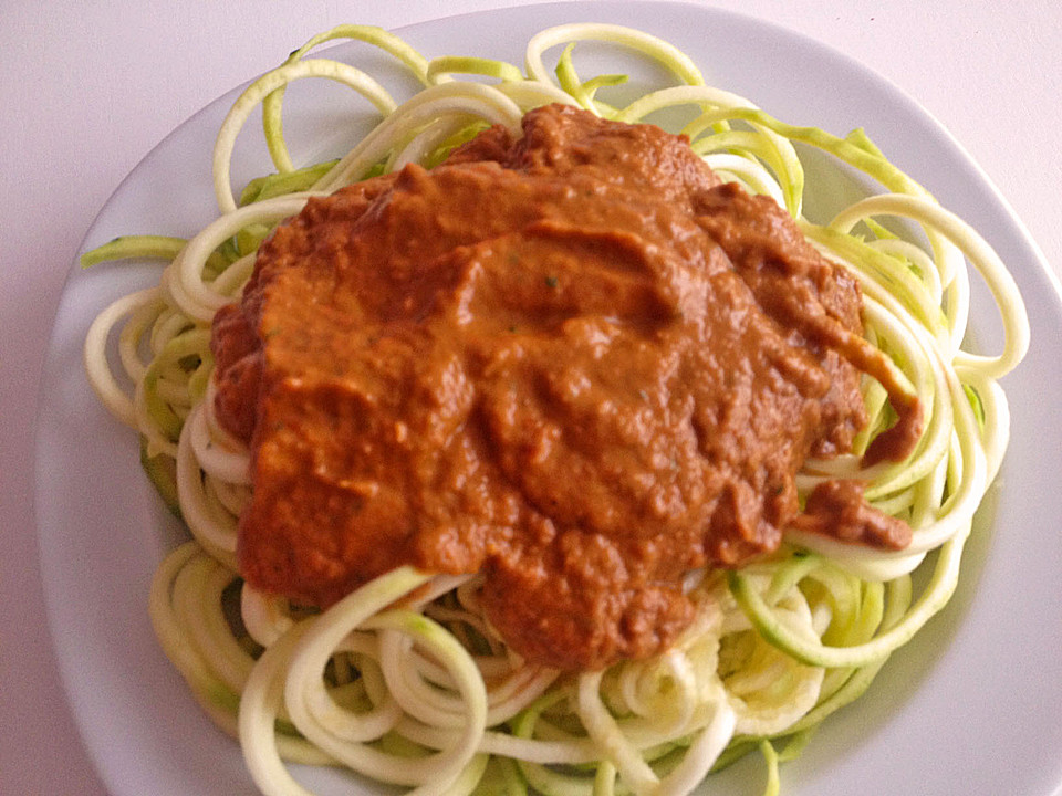 Rohkost Zucchini-Spaghetti mit rotem Pesto von binis | Chefkoch.de