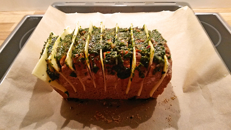 Bauernzupfbrot mit Mehl, Salz, Wasser und Olivenöl