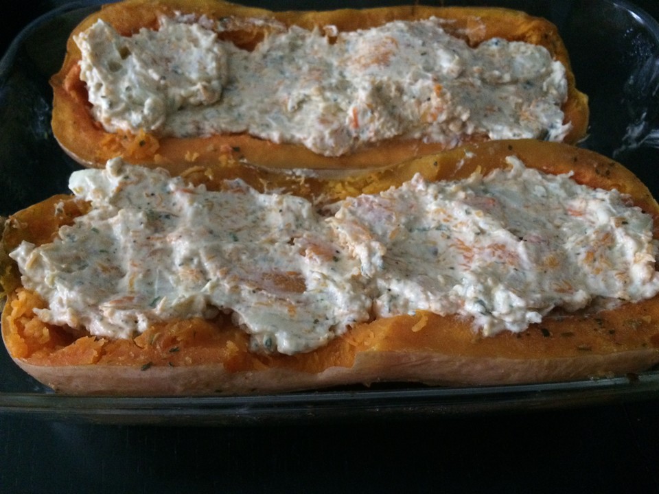 Gefüllter Butternut-Kürbis mit Kräuterkäse aus dem Ofen von minimini81 ...