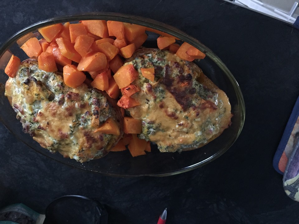 Gefüllter Butternut-Kürbis mit Kräuterkäse aus dem Ofen von minimini81 ...