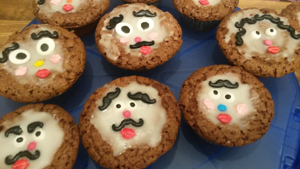Sehr lockere und süffige Schokostreusel-Muffins mit Gesicht von ...