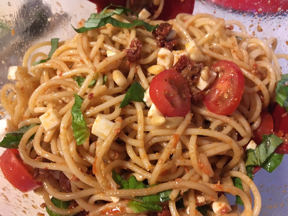 Spaghettisalat mit Pesto und Mozzarella von tillynilson | Chefkoch.de