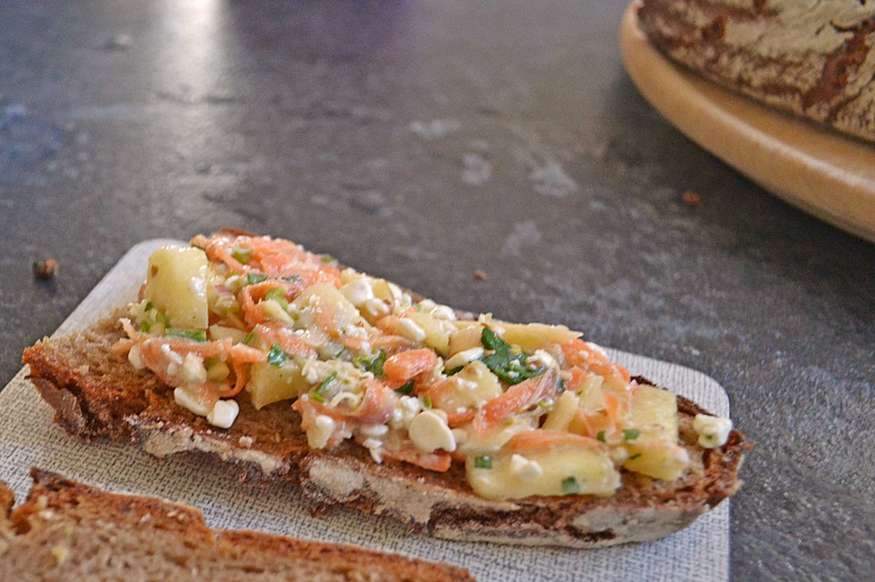 Hüttenkäse-Gemüse-Salat auf Knäckebrot von chefkoch | Chefkoch.de