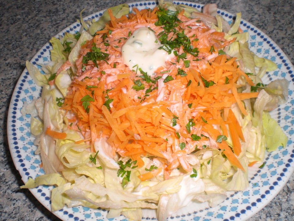 Eisbergsalat mit Möhrenstreifen, saure SahneDressing und