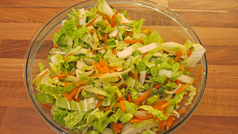 Eisbergsalat mit Möhrenstreifen, saure SahneDressing und