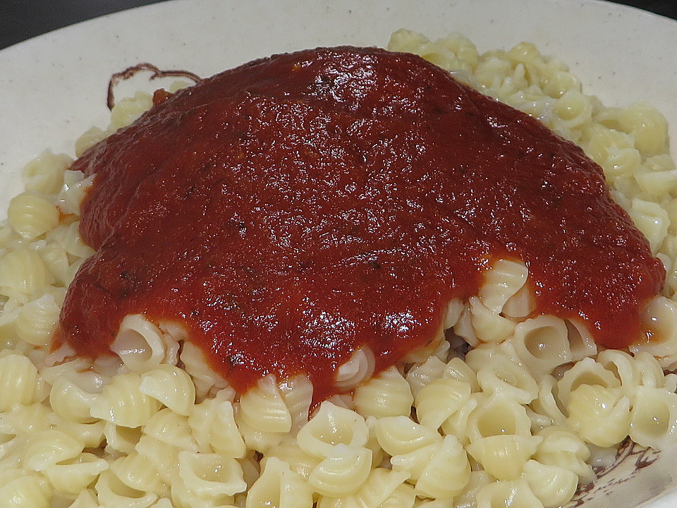 Sahnige Tomatensauce mit Nudeln für den schnellen Hunger von ...