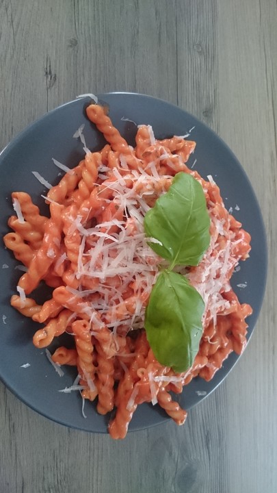 Sahnige Tomatensauce mit Nudeln für den schnellen Hunger von ...