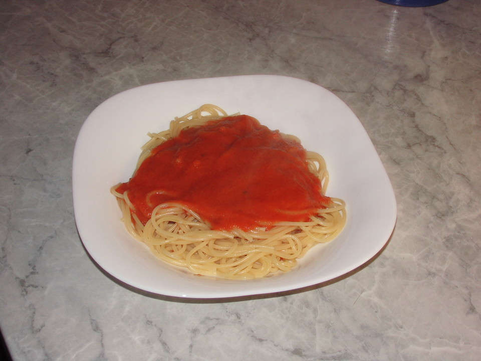 Sahnige Tomatensauce mit Nudeln für den schnellen Hunger von ...