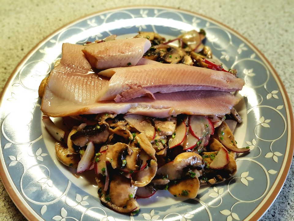 Smokeys Räucherforelle mit Radieschen-Champignonsalat von smokey1 ...