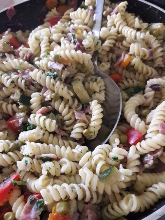 Spätzle-Pfanne mit Schinken und Gemüse in Senf-Sahne-Soße von Kreische ...