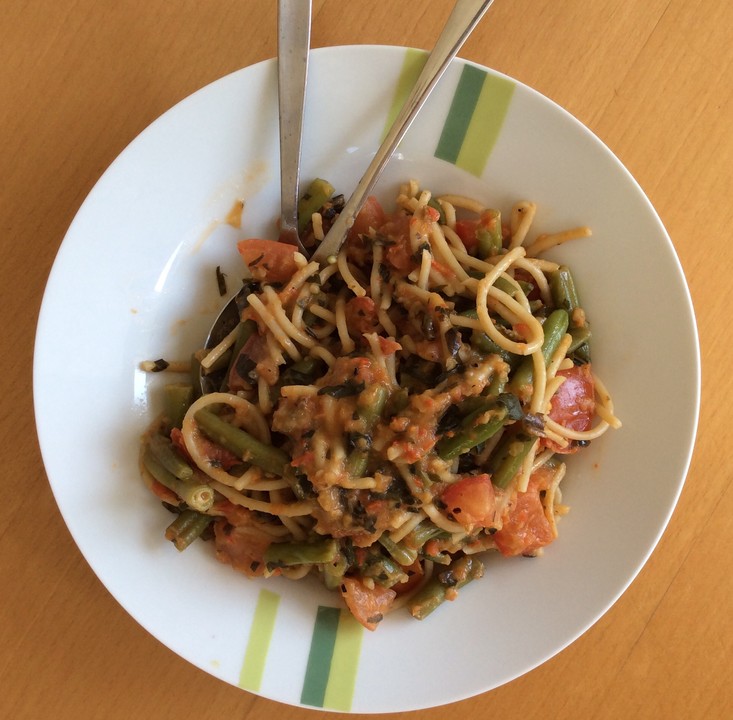 Pikant-süße Spaghetti &amp;quot;Multikulti&amp;quot; mit Ajvar, Tomaten, Peperoncini und ...