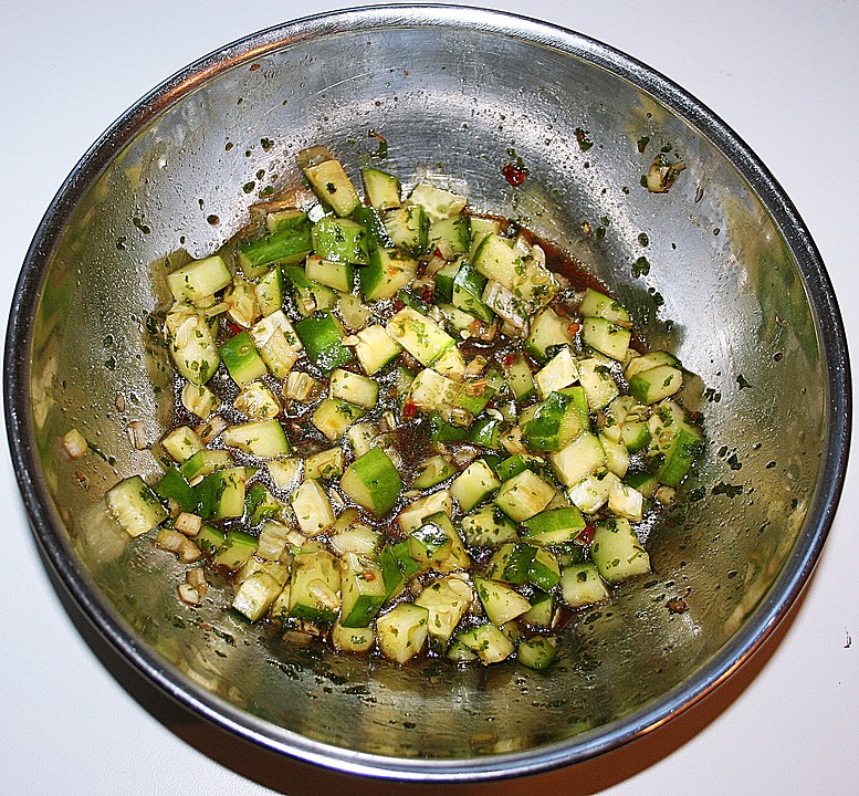 Asiatischer Gurkensalat mit Zwiebeln von Kai_Neahnung | Chefkoch.de