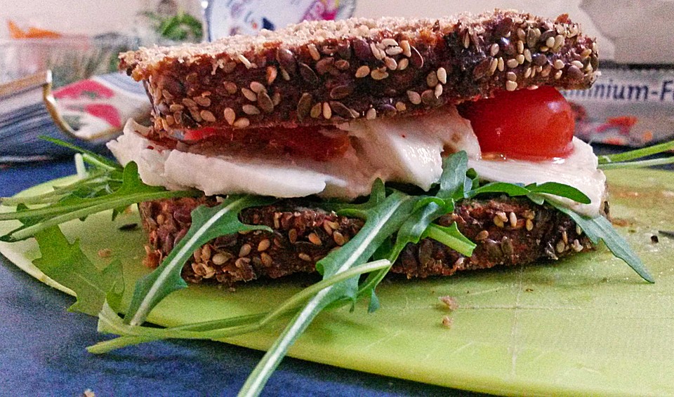 Sandwich mit Tomate, Mozzarella, Hähnchen, Rucola und Pesto von lenshn ...