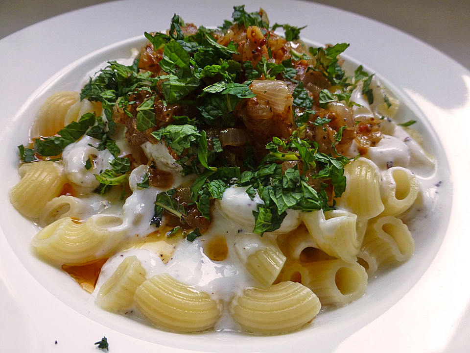Pasta mit Joghurt und gebratenen Zwiebeln von Dorry | Chefkoch.de