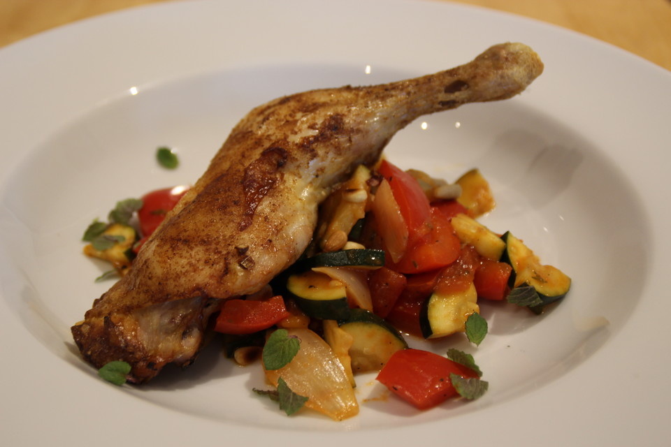 Hähnchenschenkel auf Ratatouille im Römertopf von dodith | Chefkoch.de