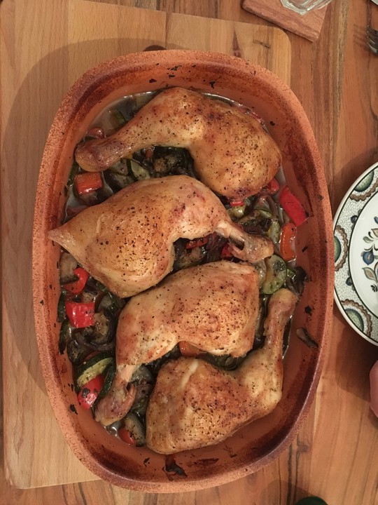 Hähnchenschenkel auf Ratatouille im Römertopf von dodith | Chefkoch.de