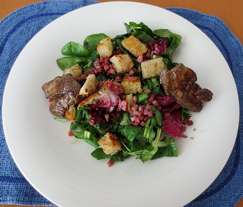 Mesclun - Salat mit Hähnchenleber, Croutons und krossen Schinkenwürfeln ...