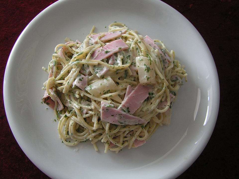 Spaghetti-Spargelsalat mit Käse und Schinken und Petersilie von ...