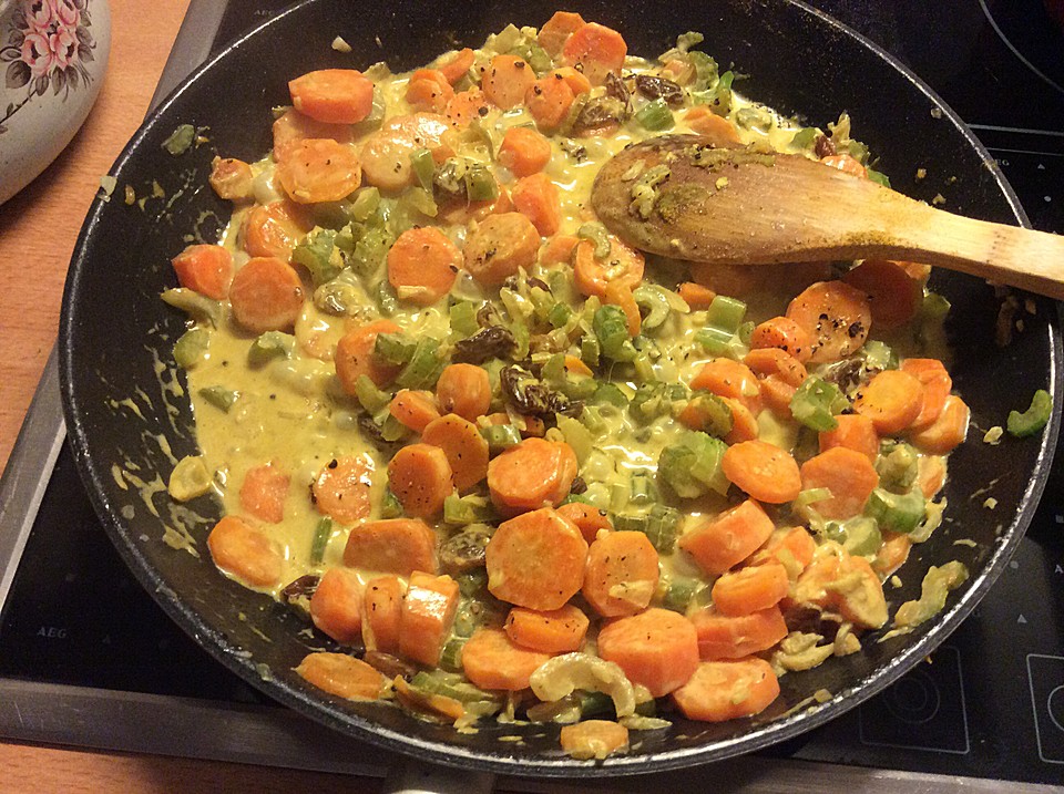 Staudensellerie-Möhren-Rosinenpfanne von vonAnisbisZwiebel | Chefkoch.de