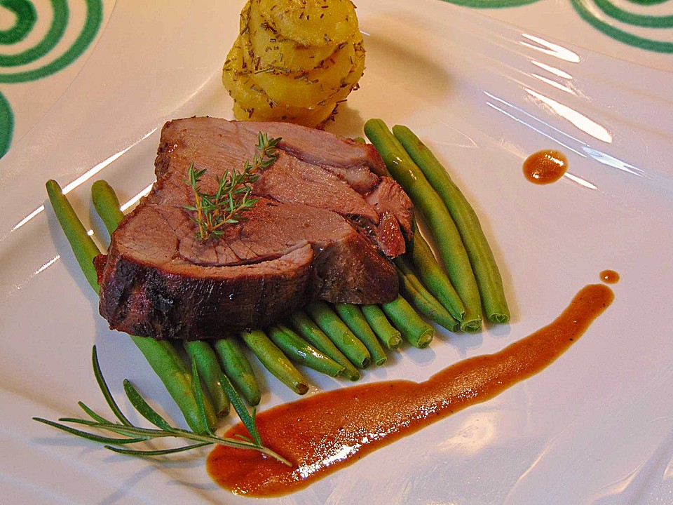 Lammkeule aus dem Römertopf an grünen Bohnen und Rosmarinkartoffeln von ...