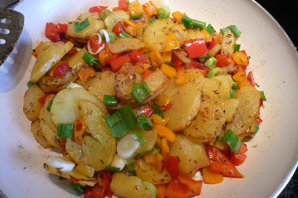 Gemüse-Kartoffel-Pfanne mit Ei von schaech001 | Chefkoch.de