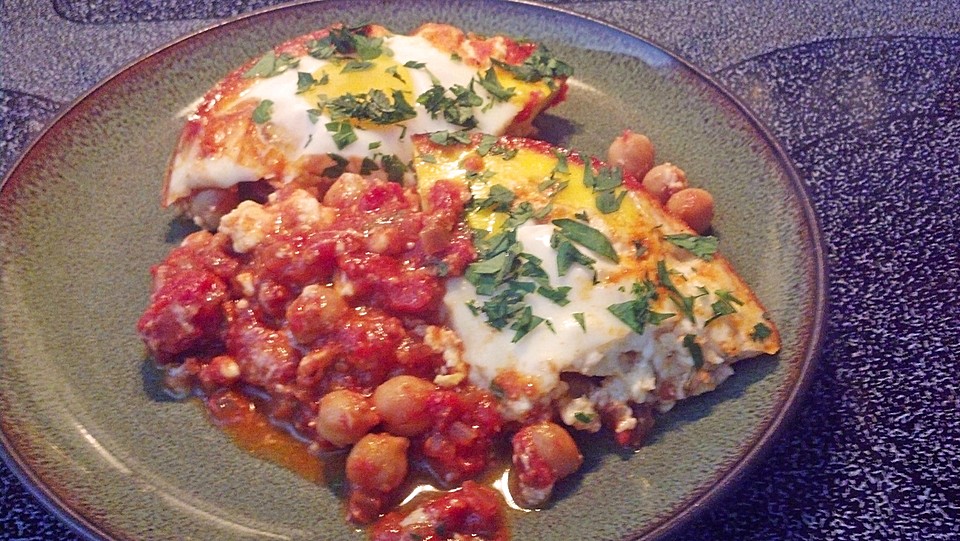 Pochierte Eier in Tomatensauce mit Kichererbsen und Feta von Bethei ...