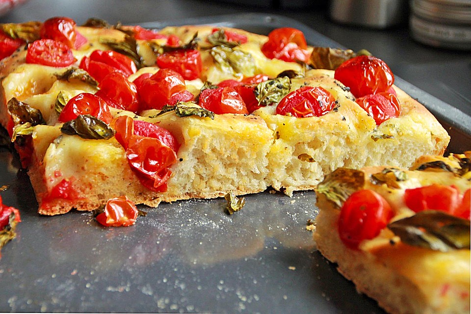 Leckere luftige Focaccia mit Cherrytomaten und Kräutern von ...