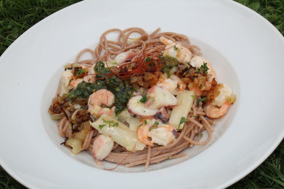 Spaghetti mit Spargel, Meeresfrüchten und Bärlauchpesto von Calorine78 ...