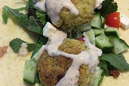 Falafel-Wrap mit Dattel-Schmand-Dip 6