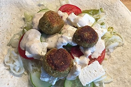 Falafel-Wrap mit Dattel-Schmand-Dip 8