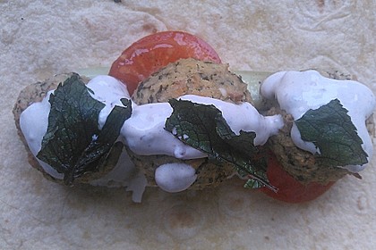 Falafel-Wrap mit Dattel-Schmand-Dip 9