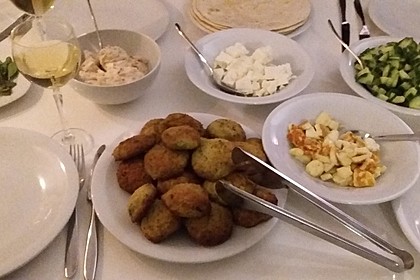 Falafel-Wrap mit Dattel-Schmand-Dip 3
