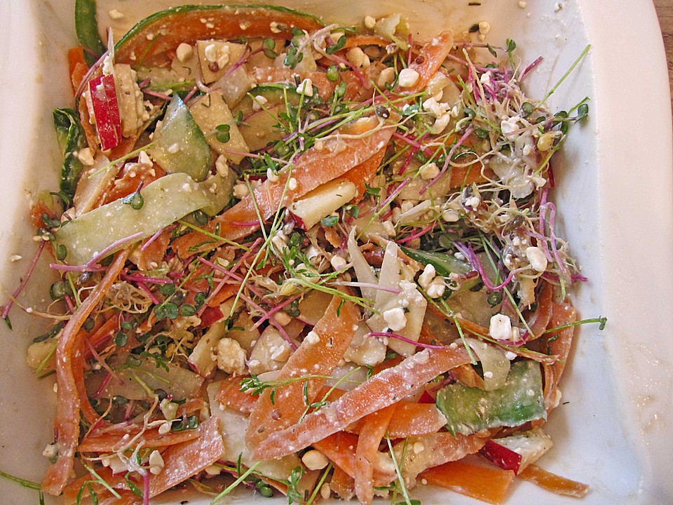 Frühlingssalat mit Karotten, Gurke, Kohlrabi, Apfel und Sprossen von ...
