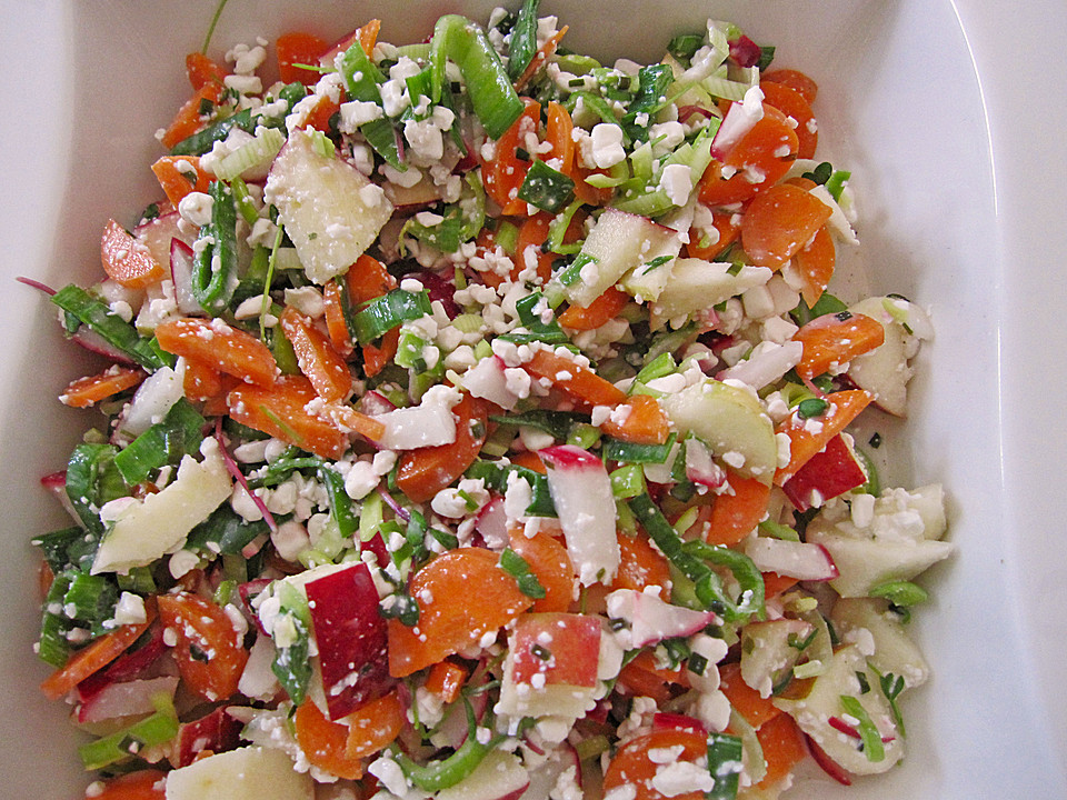 Frühlingssalat mit Karotten, Gurke, Kohlrabi, Apfel und Sprossen von ...