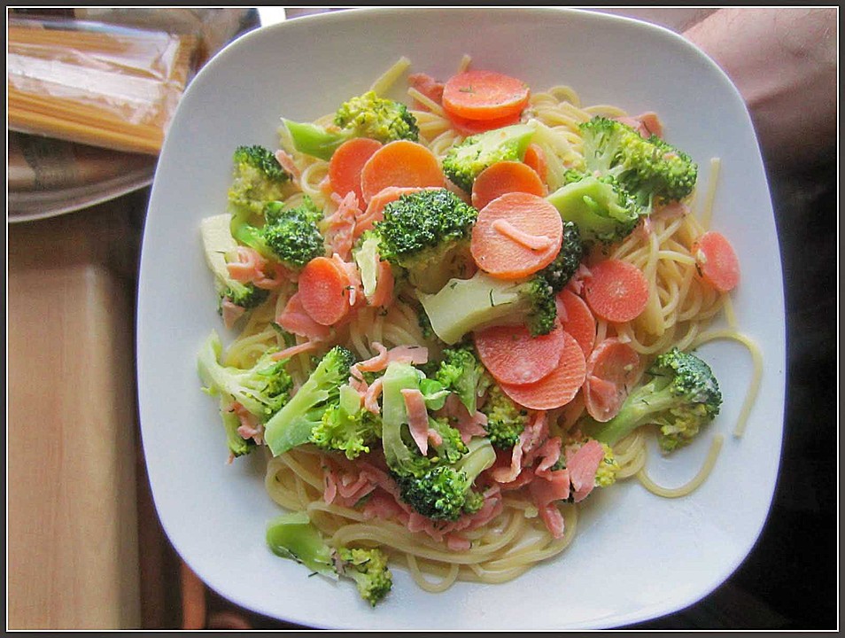 Spaghetti in Gemüse-Sahnesauce mit Räucherlachs von zauberschwalbe ...