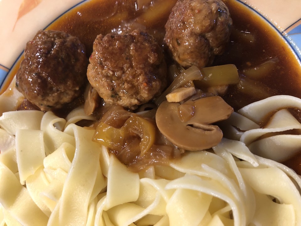 Geschmorte Kräuter-Hackbällchen mit Champignons von Köchin_Moni ...