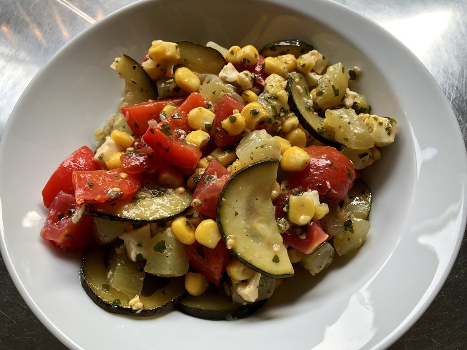 Sommersalat mit Zucchini, Paprika, Mozzarella und Tomaten von Mamali ...