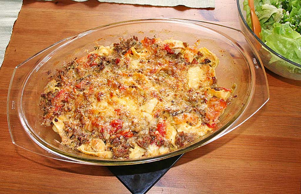 Tortellini-Auflauf mit Hackfleisch, Tomaten und Basilikum von Lui ...