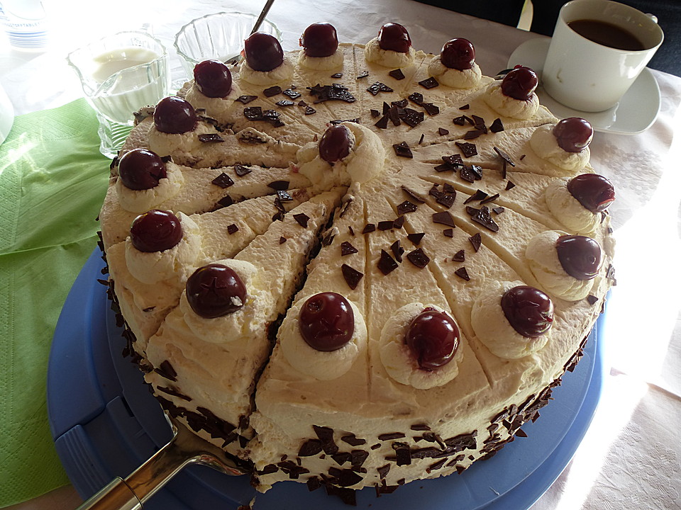 Schwarzwälder Kirschtorte mit Marzipan von Naaddiinnee | Chefkoch.de