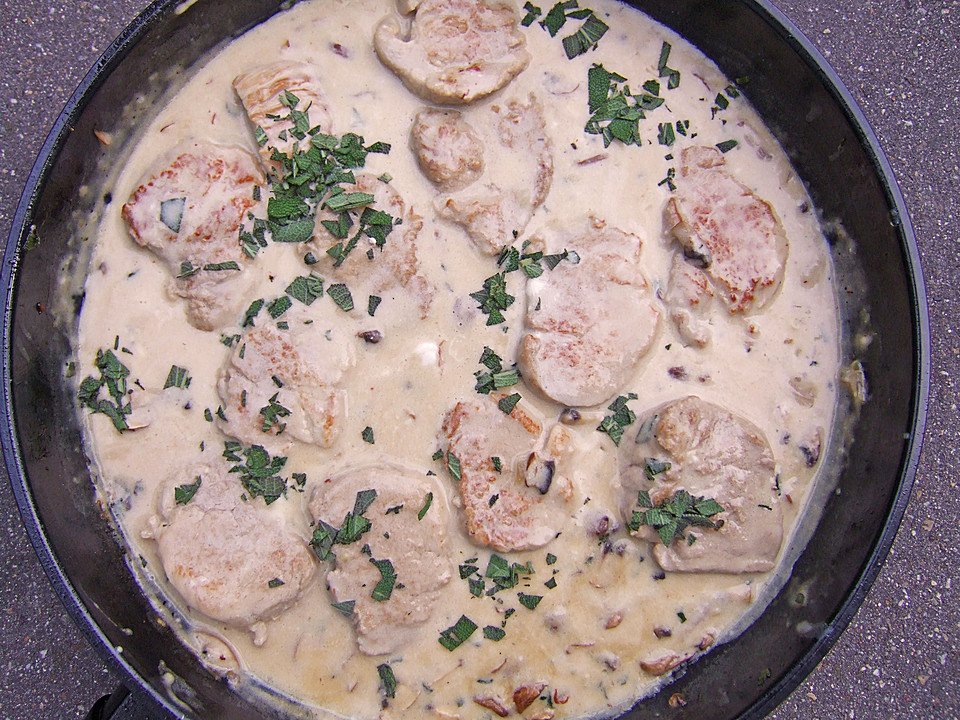 Schweinemedaillons in einer cremigen Weißwein-Champignon-Salbeisauce ...