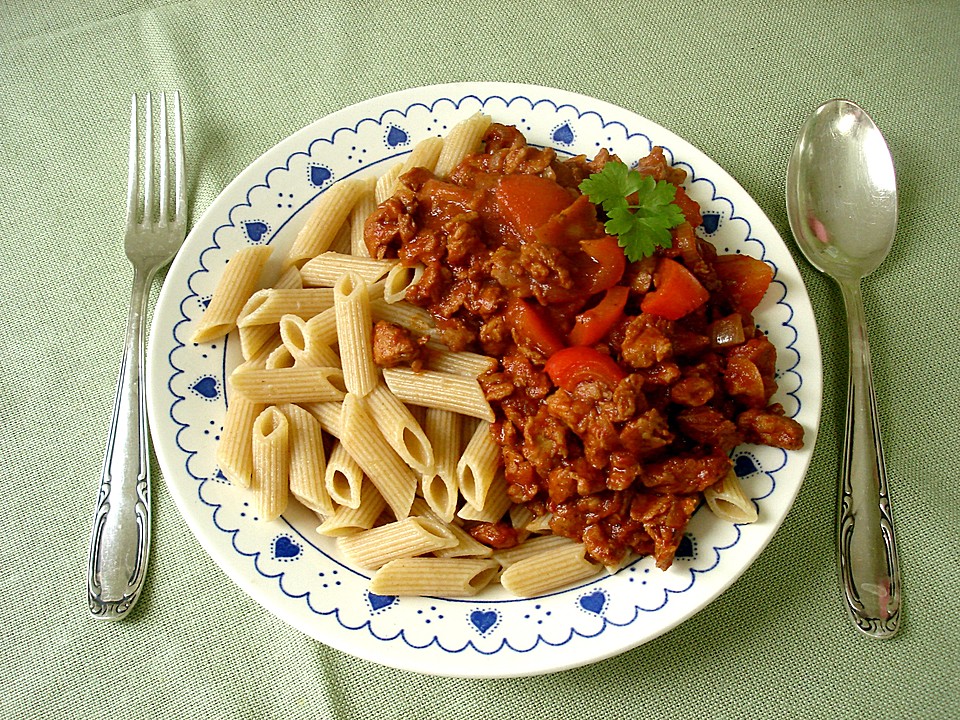 Veganes / Vegetarisches Gulasch mit Sojawürfeln und Paprika von Mjamhmjamh  Chefkoch.de