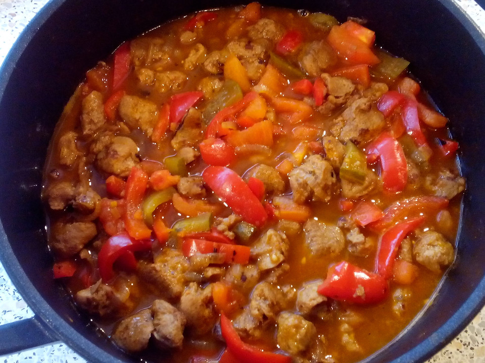 Veganes / Vegetarisches Gulasch mit Sojawürfeln und Paprika von Mjamh
