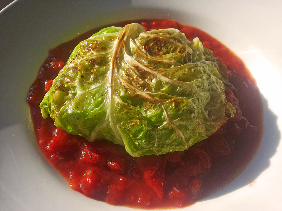 Vegane Kohlrouladen mit Kartoffel-Champignon-Füllung auf Tomatensoße ...