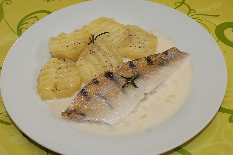Knusprig gebratener Zander auf Meerrettichsauce von McMoe | Chefkoch.de