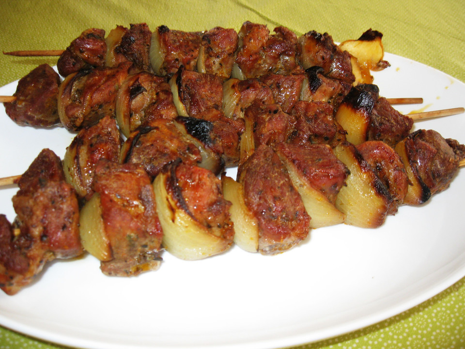 Marinierte Fleischspieße mit Zwiebel und Lorbeer