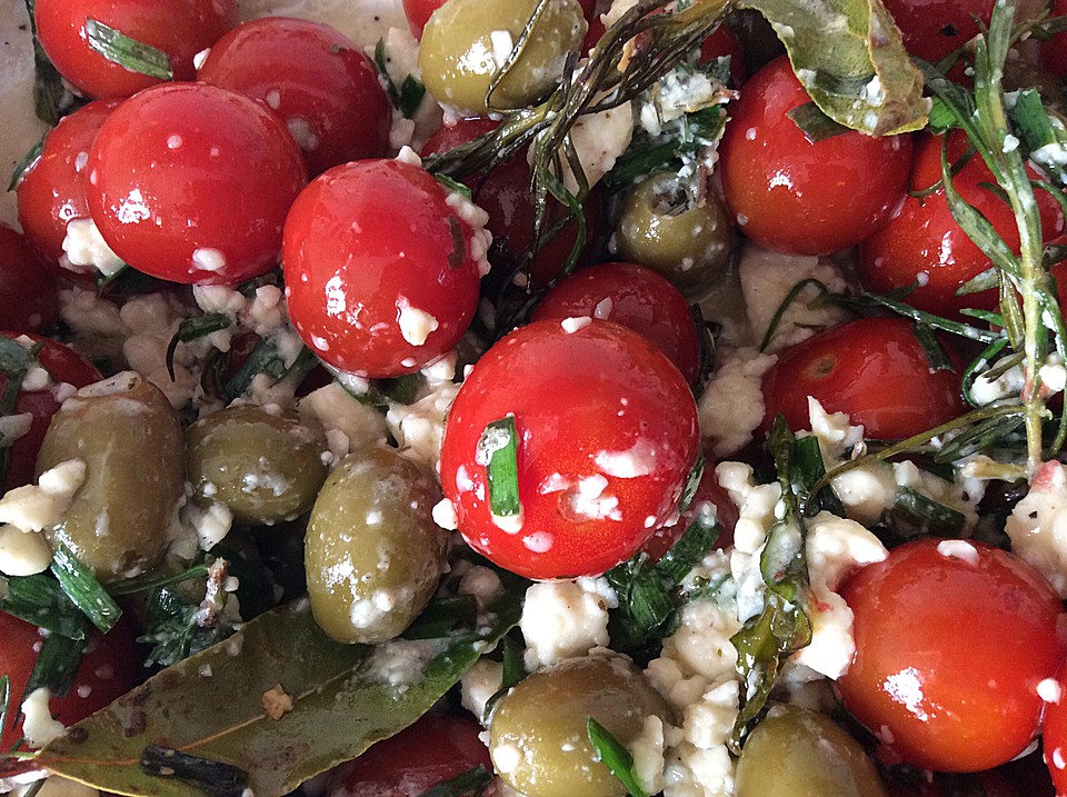Gegrillte, marinierte Tomaten und Oliven mit Schafskäse von Schmoll ...