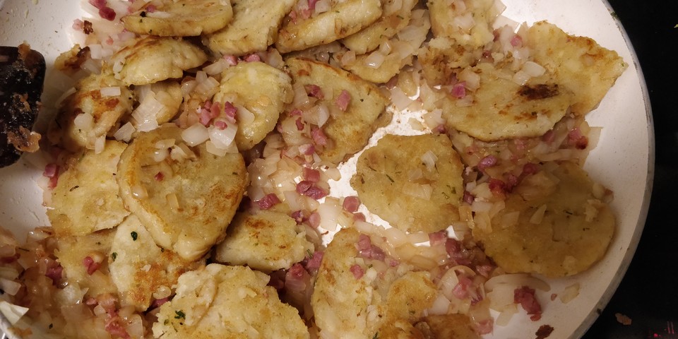 Gebratene Knödel mit Speck und Zwiebeln von mimamutti | Chefkoch.de